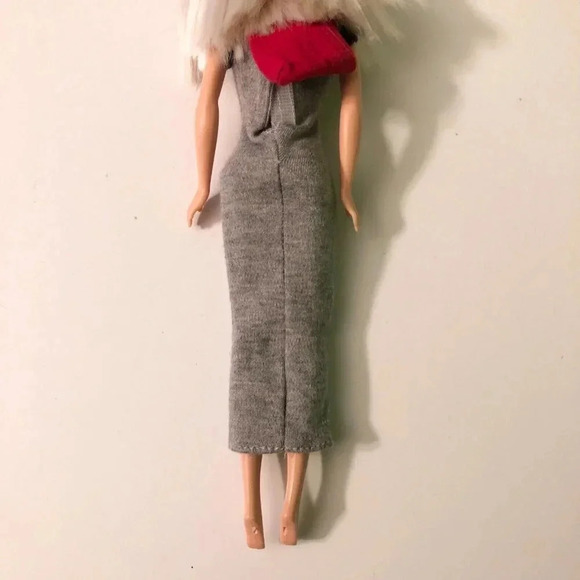 Barbie Doll Mattel Twist and Turn  Bendable Knees China Grey Dress - Picture 13 of 16